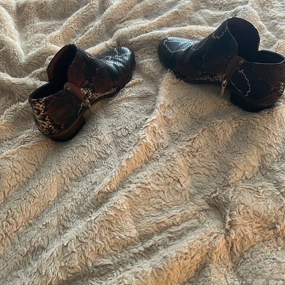 Crown & Ivy W/O Box - Picture 4 of 4